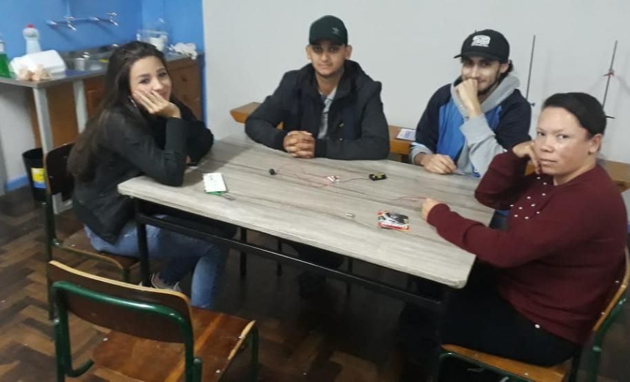 Alunos do CEEBJA Guarapuava realizando a oficina de eletricidade.