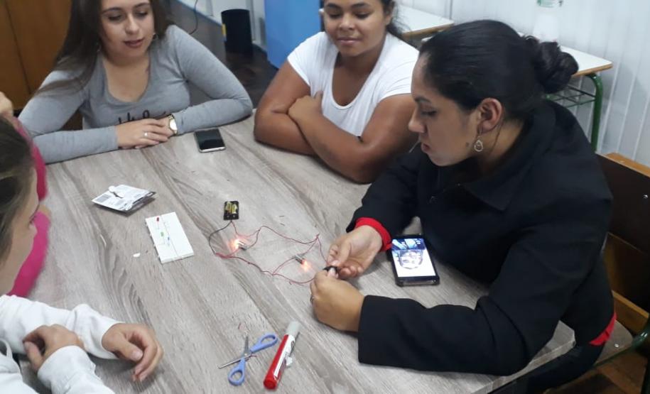 Alunos do CEEBJA Guarapuava realizando a oficina de eletricidade.