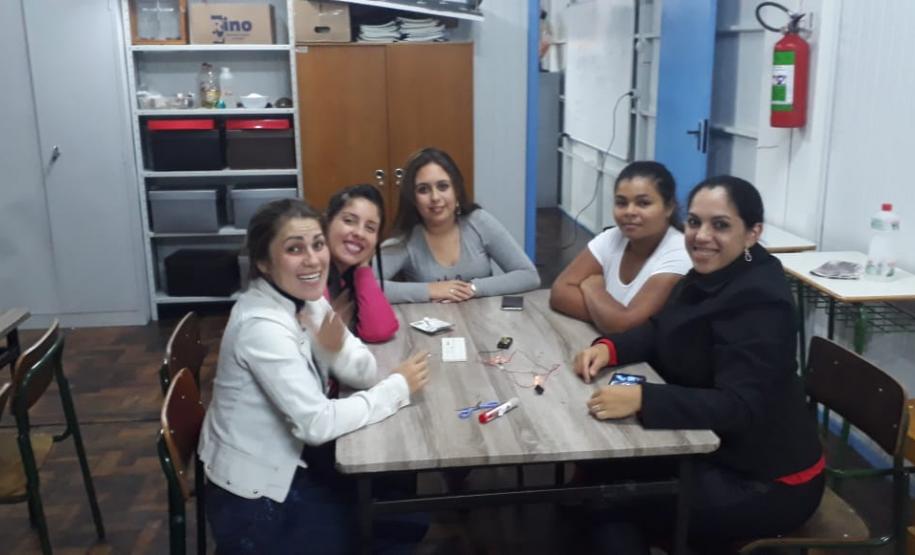 Alunos do CEEBJA Guarapuava realizando a oficina de eletricidade.