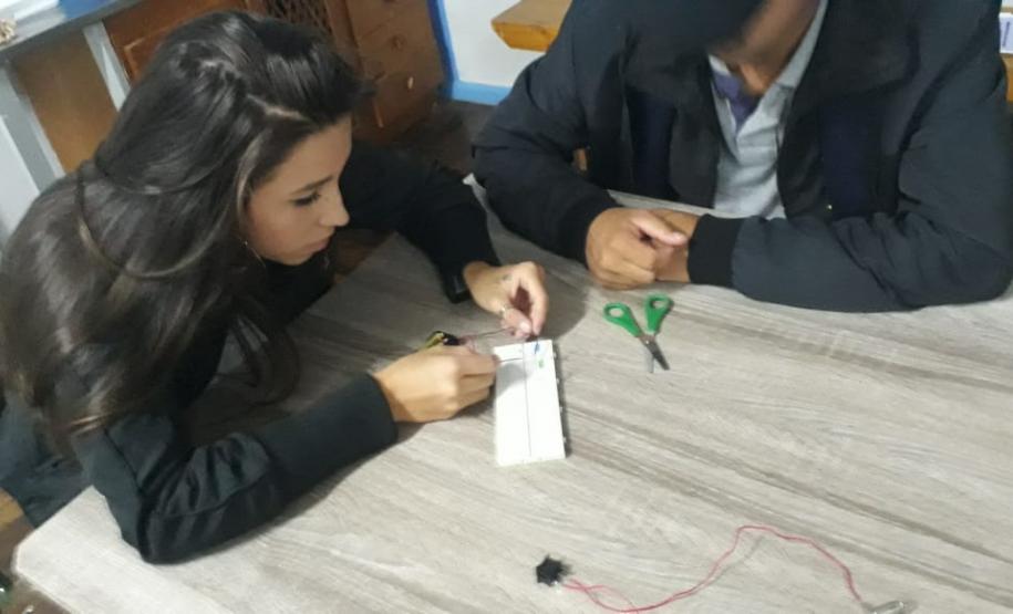 Alunos do CEEBJA Guarapuava realizando a oficina de eletricidade.