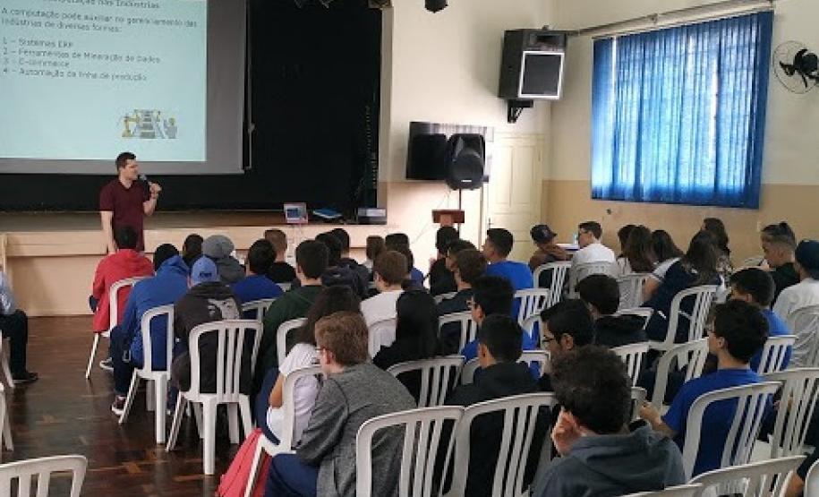 Palestra para o curso técnico de informática organizada em parceria com o curso técnico de secretariado do Colégio Estadual Francisco Carneiro Martins.