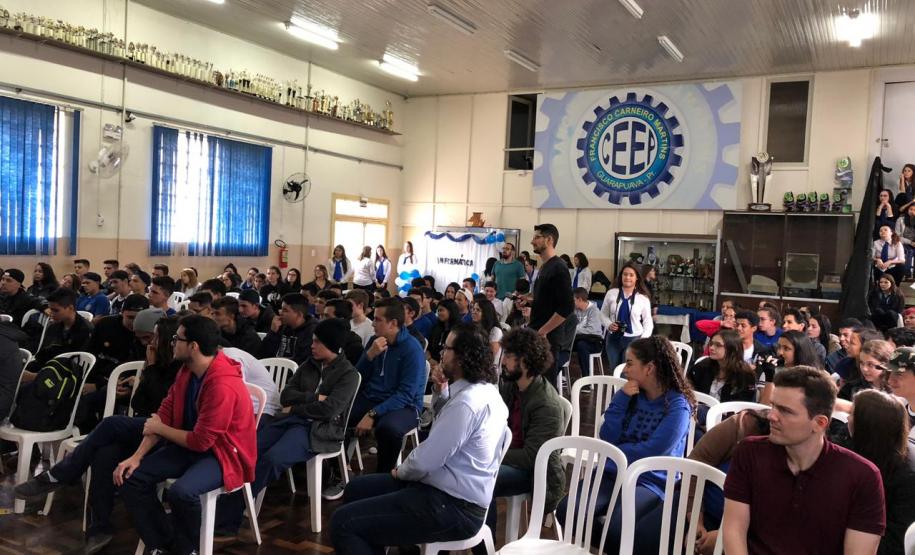 Palestra para o curso técnico de informática organizada em parceria com o curso técnico de secretariado do Colégio Estadual Francisco Carneiro Martins.