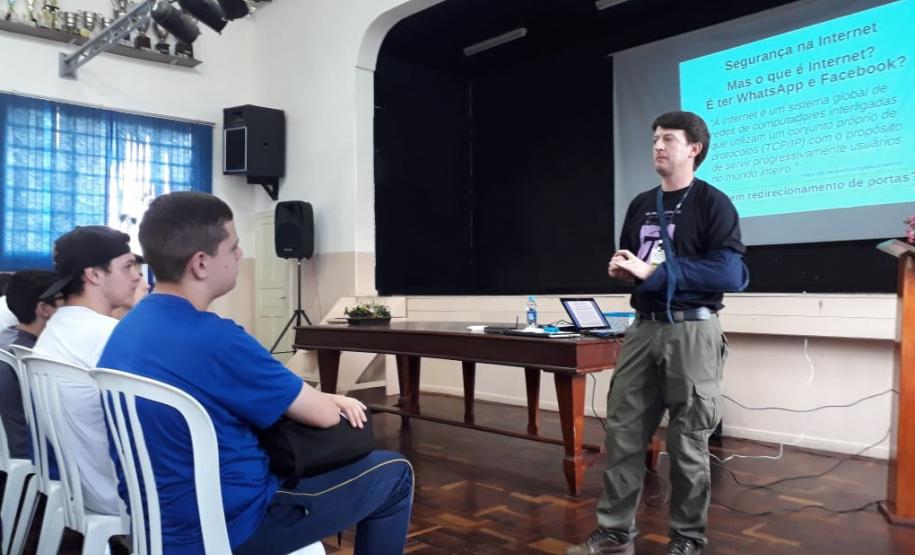 Palestra sobre Segurança na Internet para o Curso Técnico de Informática do Colégio Estadual Francisco Carneiro Martins