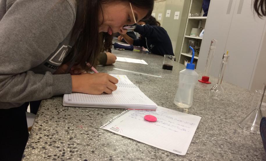 Aula prática de diluição de soluções.