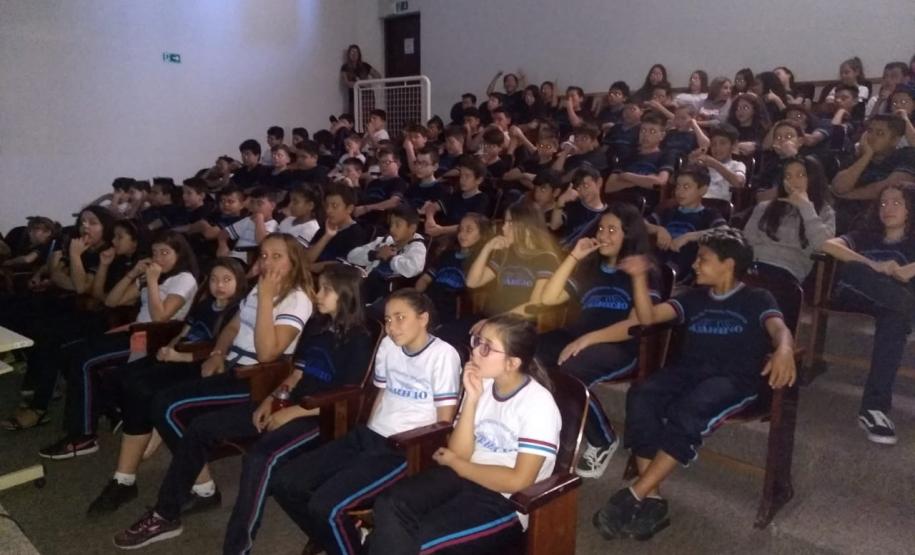 Alunos do Colégio Est. Prof. Amarílio em atividades no Sesi.