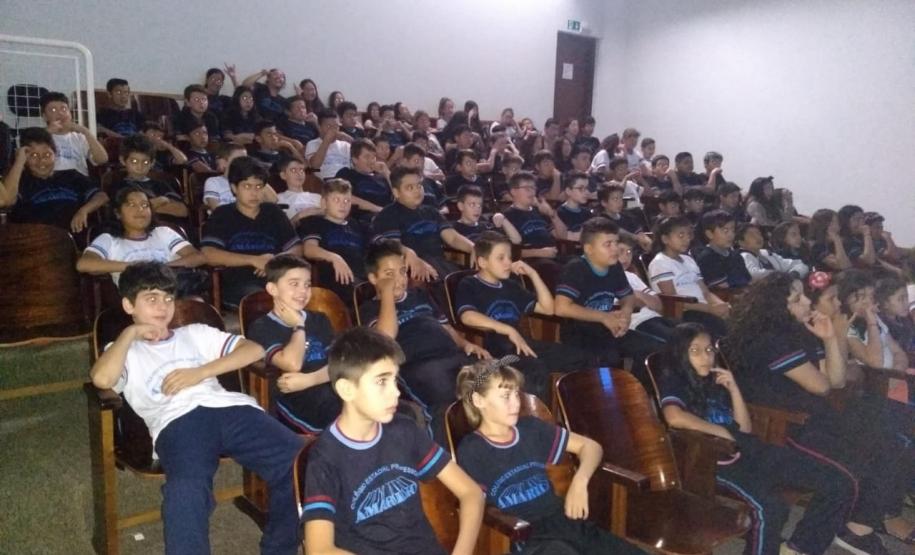 Alunos do Colégio Est. Prof. Amarílio em atividades no Sesi.