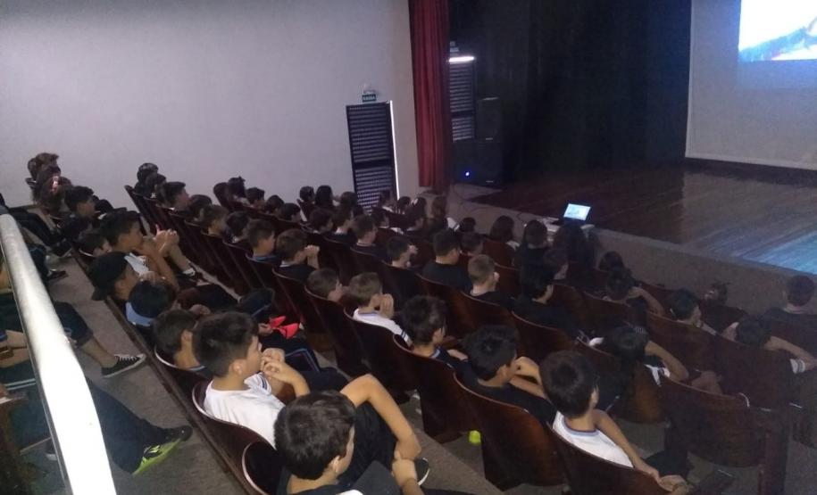 Alunos do Colégio Est. Prof. Amarílio em atividades no Sesi.