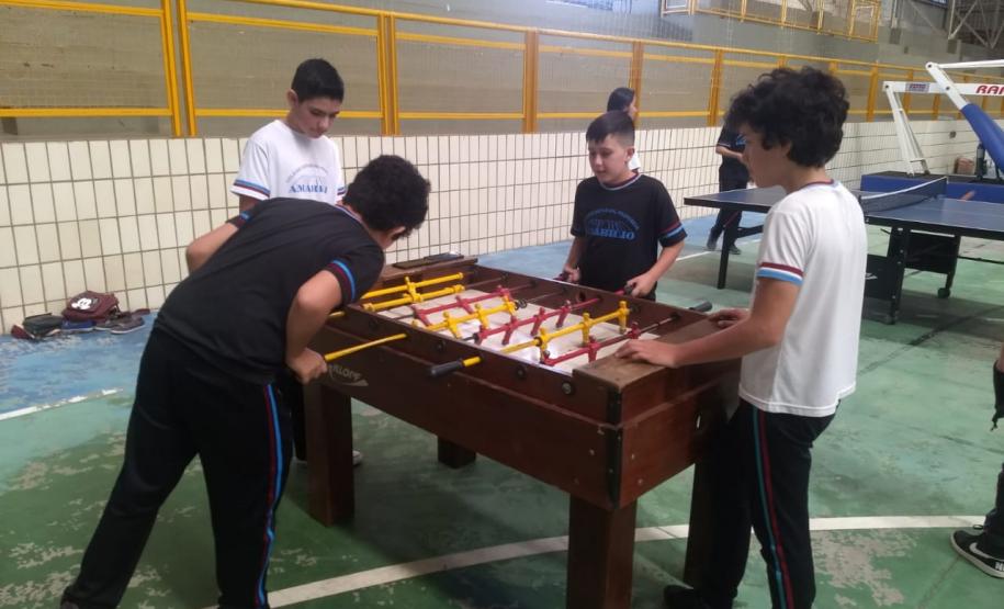 Alunos do Colégio Est. Prof. Amarílio em atividades no Sesi.