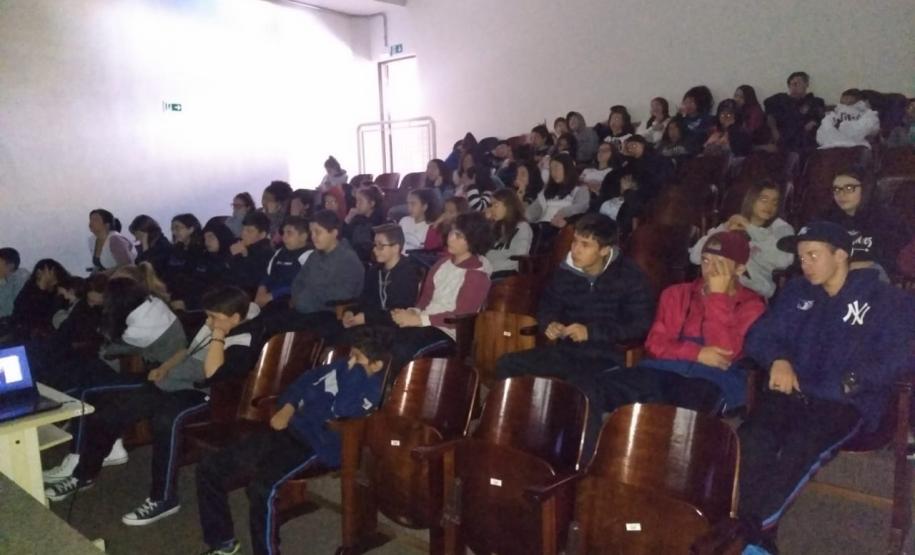 Alunos do Colégio Est. Prof. Amarílio em atividades no Sesi.