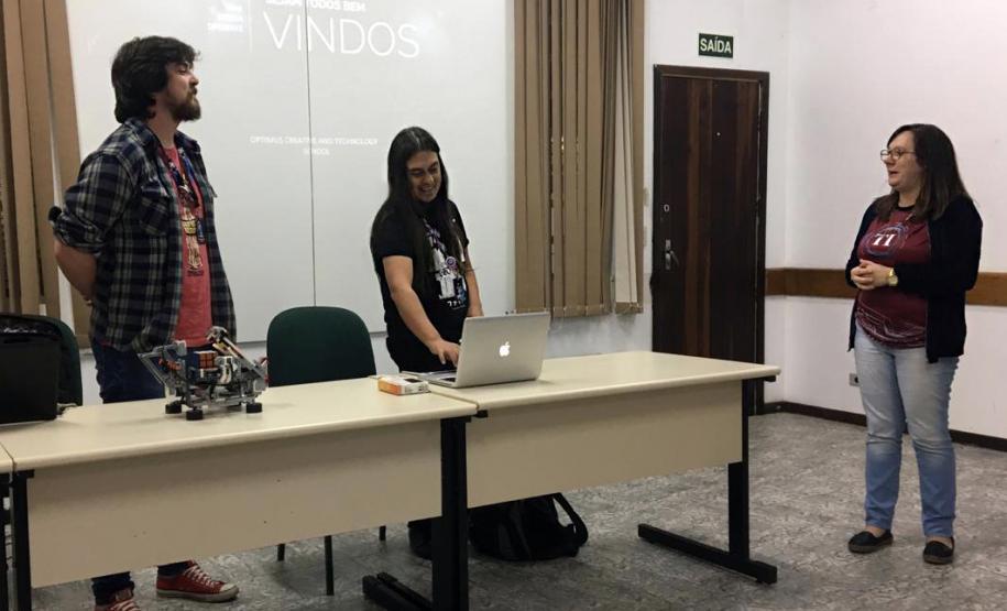 Alunos participam da IV SEMANA DE INFORMÁTICA, do Colégio Estadual Ana Vanda Bassara.
