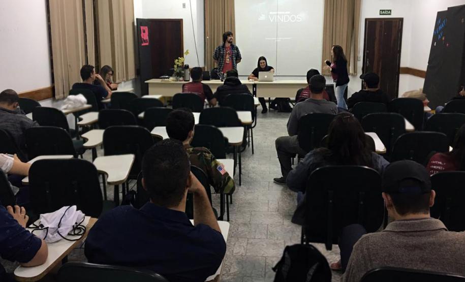Alunos participam da IV SEMANA DE INFORMÁTICA, do Colégio Estadual Ana Vanda Bassara.