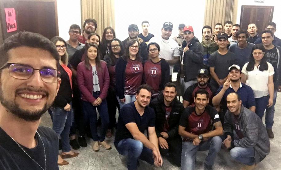 Alunos participam da IV SEMANA DE INFORMÁTICA, do Colégio Estadual Ana Vanda Bassara.