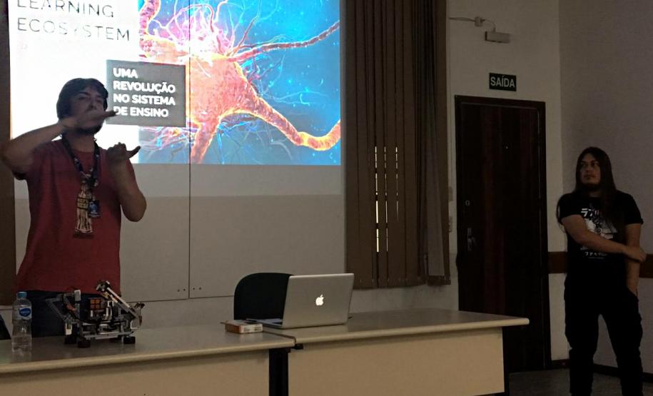 Alunos participam da IV SEMANA DE INFORMÁTICA, do Colégio Estadual Ana Vanda Bassara.