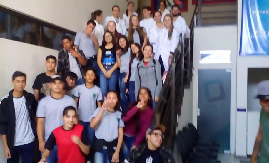 Alunos do Colégio Estadual do Campo de Lagoa Seca no Centro Universitário Campo Real.
