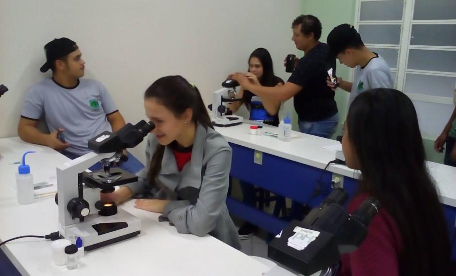 Alunos do Colégio Estadual do Campo de Lagoa Seca no Centro Universitário Campo Real.