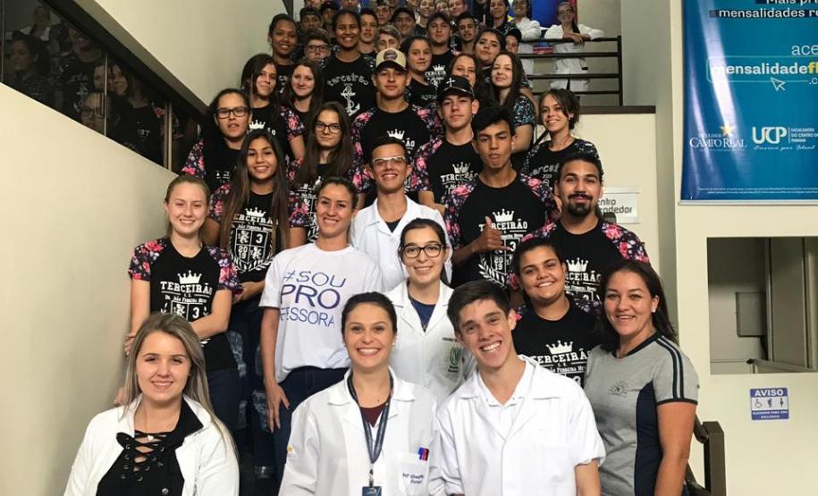 Alunos do Colégio Estadual João Ferreira Neves em aula prática, no Centro Universitário Campo Real.