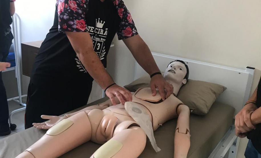 Alunos do Colégio Estadual João Ferreira Neves em aula prática, no Centro Universitário Campo Real.