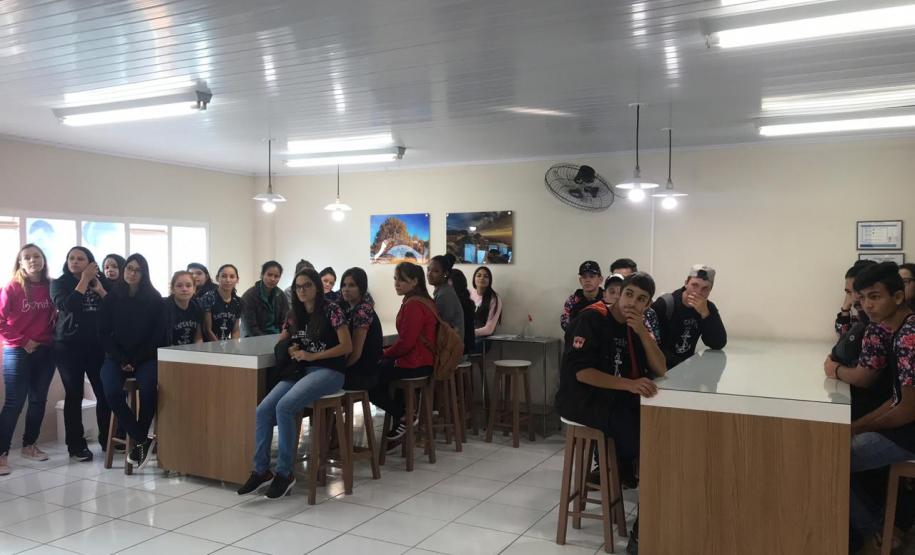 Alunos do Colégio Estadual João Ferreira Neves em aula prática, no Centro Universitário Campo Real.