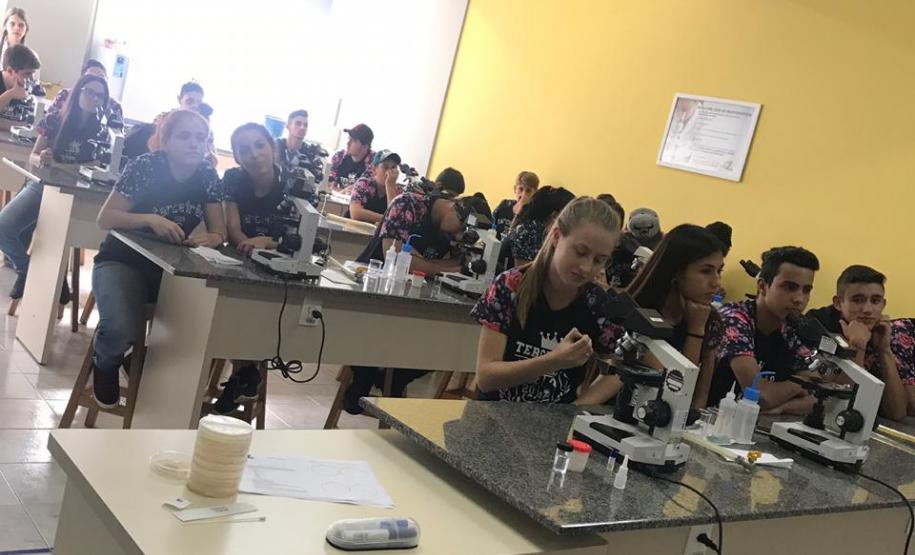 Alunos do Colégio Estadual João Ferreira Neves em aula prática, no Centro Universitário Campo Real.