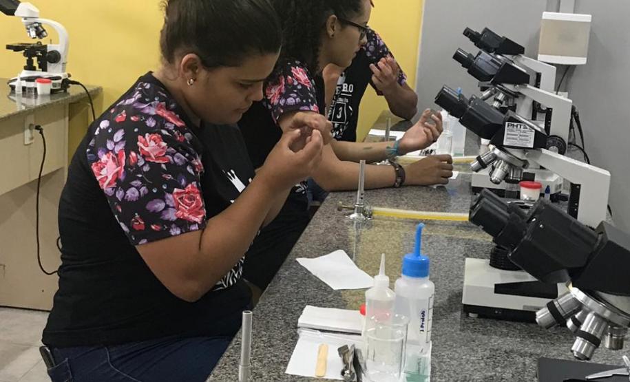 Alunos do Colégio Estadual João Ferreira Neves em aula prática, no Centro Universitário Campo Real.