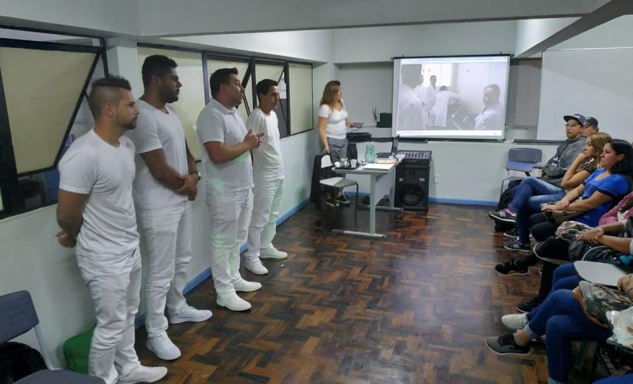 Apresentação dos cursos técnicos do Colégio Est. Ana Vanda Bassara no CEEBJA Guarapuava