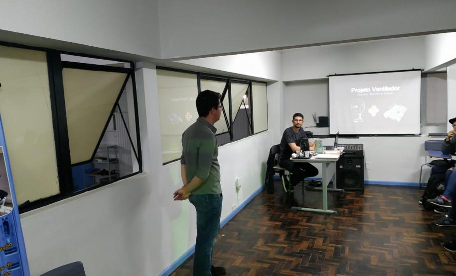 Apresentação dos cursos técnicos do Colégio Est. Ana Vanda Bassara no CEEBJA Guarapuava