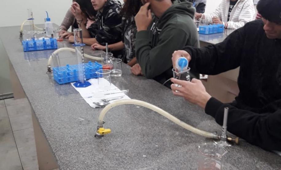 Alunos aprendendo na prática sobre o DNA