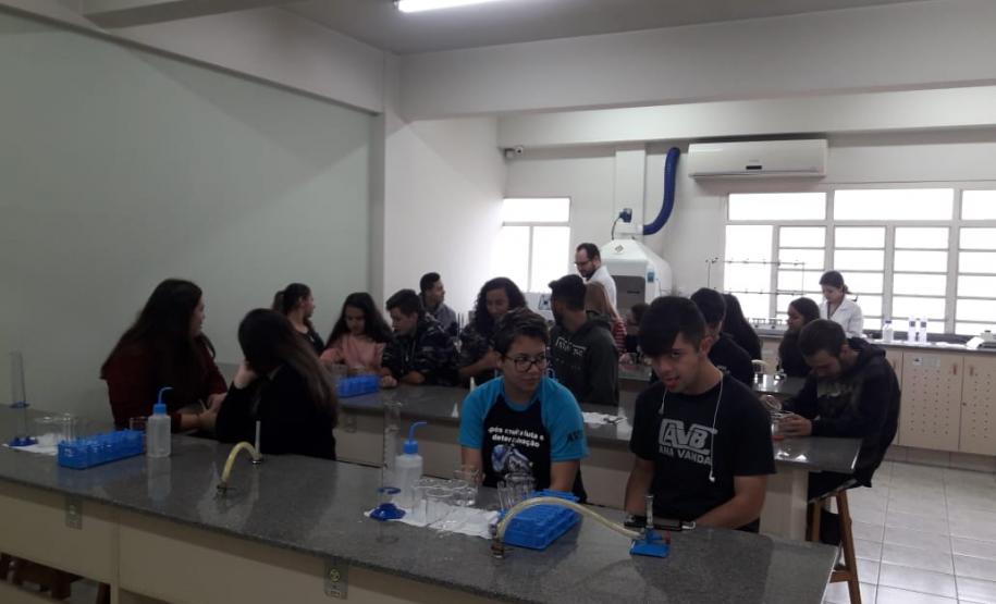 Alunos aprendendo na prática sobre o DNA