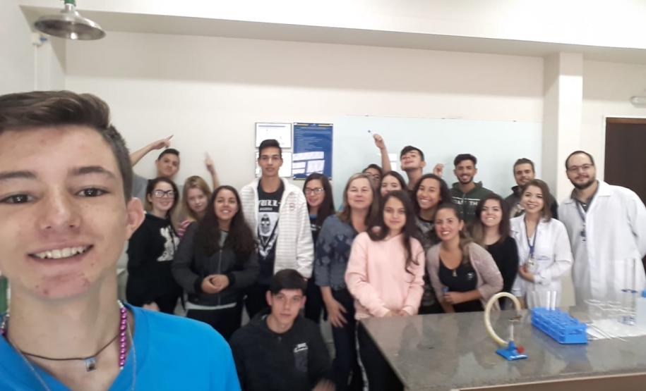 Alunos aprendendo na prática sobre o DNA