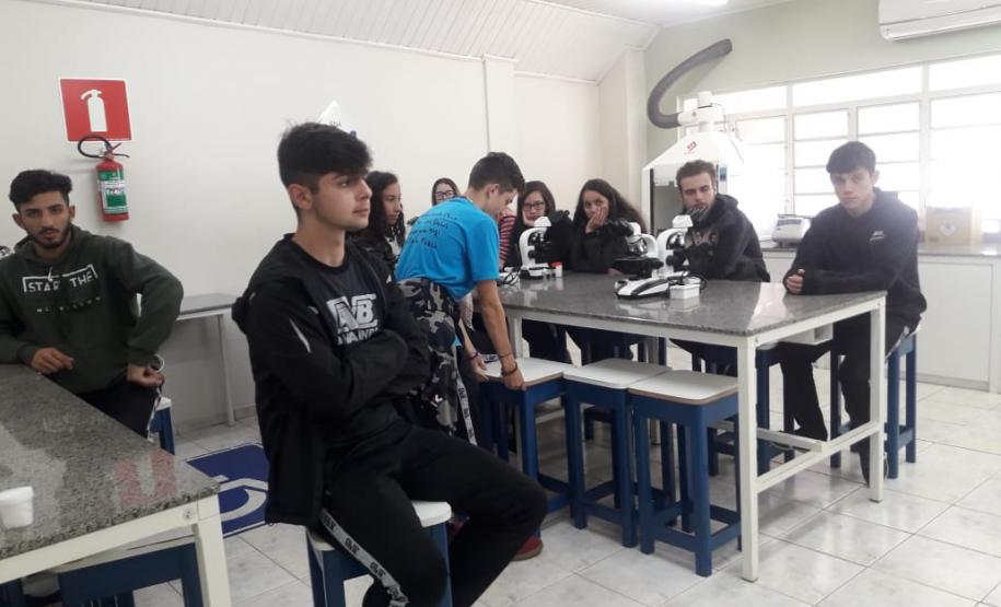 Alunos aprendendo na prática sobre o DNA