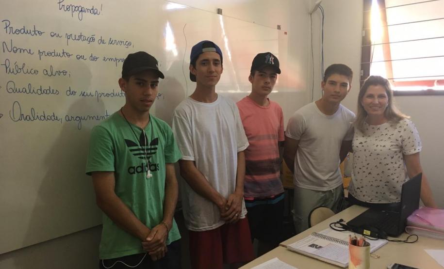 Alunos da Sala de Recursos trabalhando o gênero textual: Propaganda