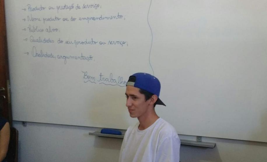 Alunos da Sala de Recursos trabalhando o gênero textual: Propaganda