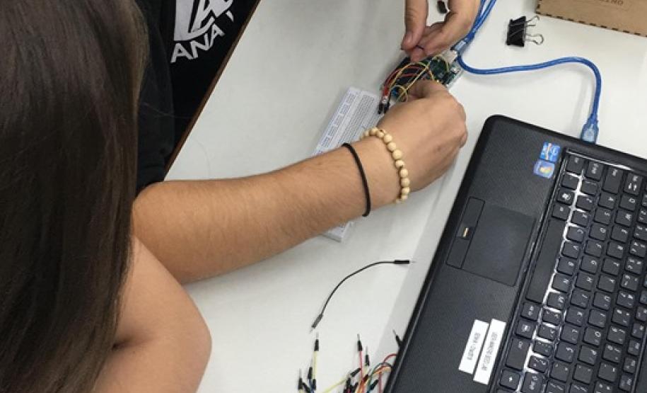 Alunos dos cursos Técnicos em Informática e Informática para Internet, participando das oficinas na SEED Lab.