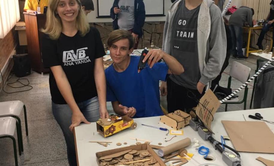 Alunos dos cursos Técnicos em Informática e Informática para Internet, participando das oficinas na SEED Lab.