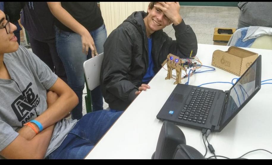 Alunos dos cursos Técnicos em Informática e Informática para Internet, participando das oficinas na SEED Lab.