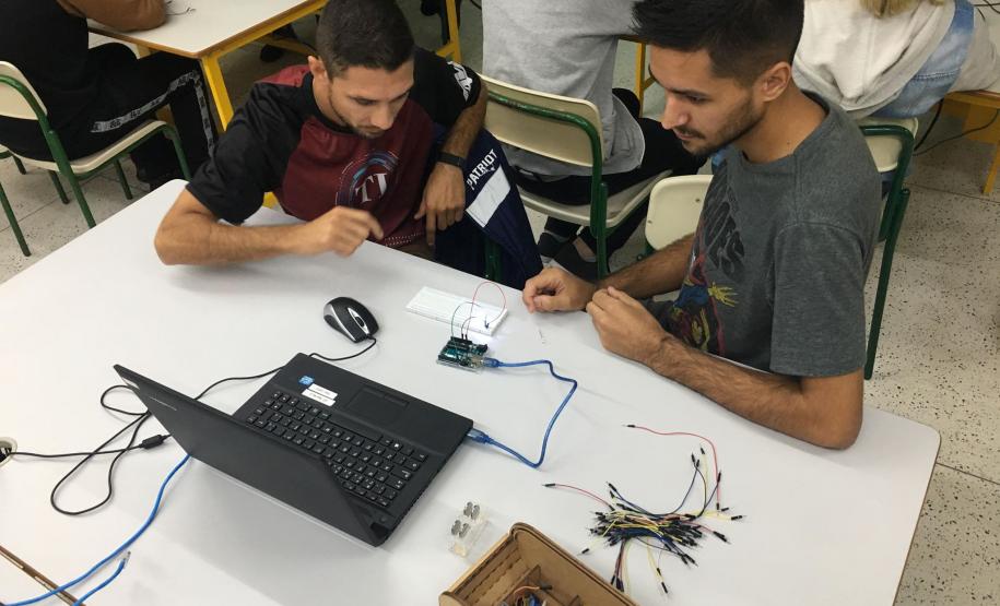 Alunos dos cursos Técnicos em Informática e Informática para Internet, participando das oficinas na SEED Lab.