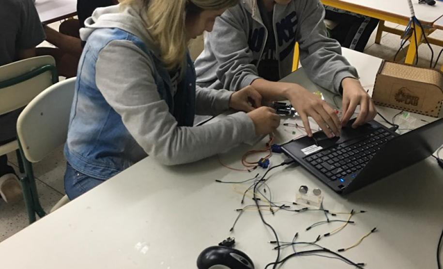 Alunos dos cursos Técnicos em Informática e Informática para Internet, participando das oficinas na SEED Lab.