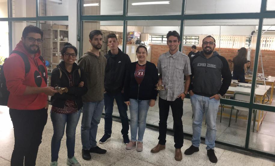 Alunos dos cursos Técnicos em Informática e Informática para Internet, participando das oficinas na SEED Lab.