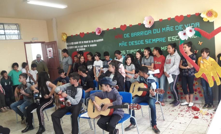 Alunos do Colégio Estadual do Campo Antonia Ayres em homenagem para as mães.