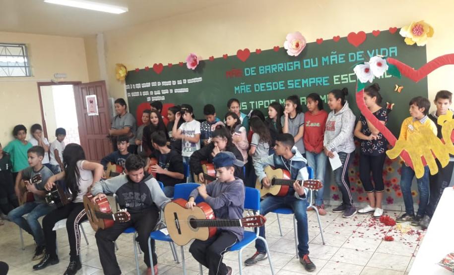Alunos do Colégio Estadual do Campo Antonia Ayres em homenagem para as mães.