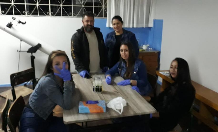 Alunos aprendem na prática como laboratórios realizam testes para determinação de fator Rh e sistema ABO