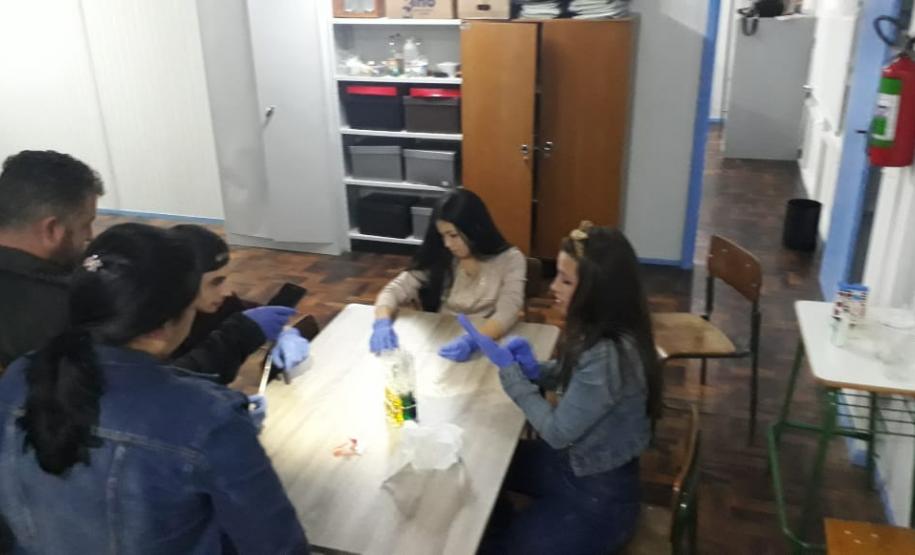 Alunos aprendem na prática como laboratórios realizam testes para determinação de fator Rh e sistema ABO