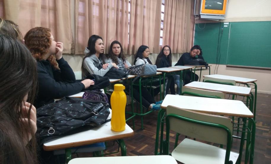 Alunos da 2ª Série A, em uma roda de conversa sobre obras literárias