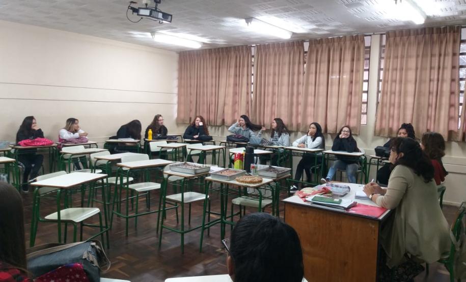Alunos da 2ª Série A, em uma roda de conversa sobre obras literárias