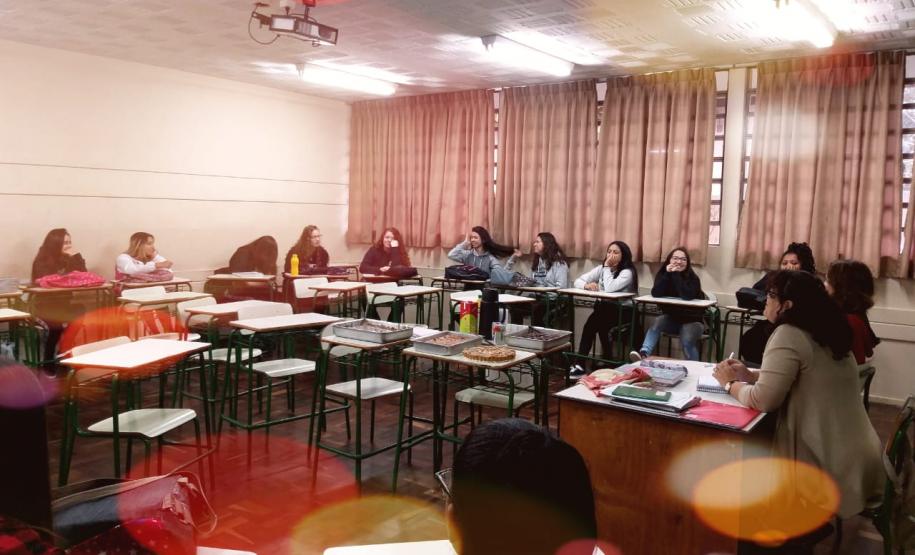 Alunos da 2ª Série A, em uma roda de conversa sobre obras literárias