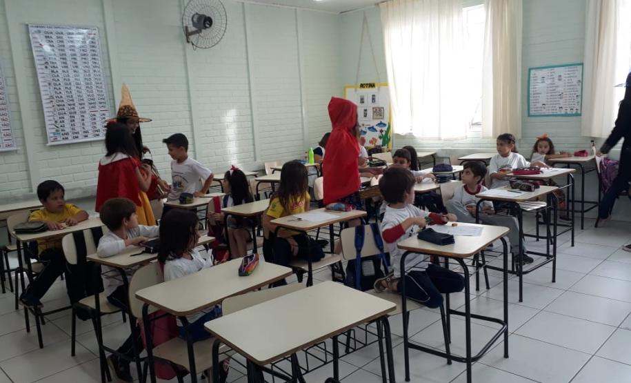 Alunos dos 7º Anos em uma “Releitura dos Contos de Fadas”.