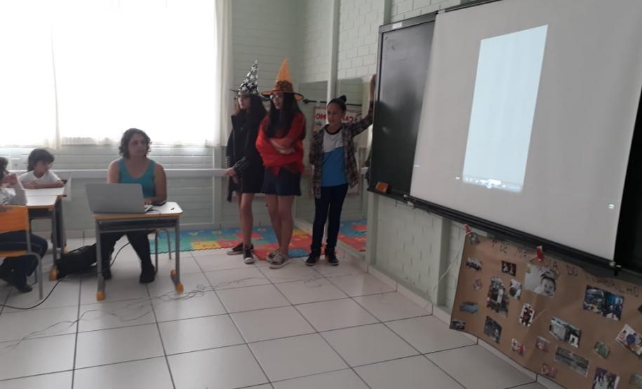 Alunos dos 7º Anos em uma “Releitura dos Contos de Fadas”.