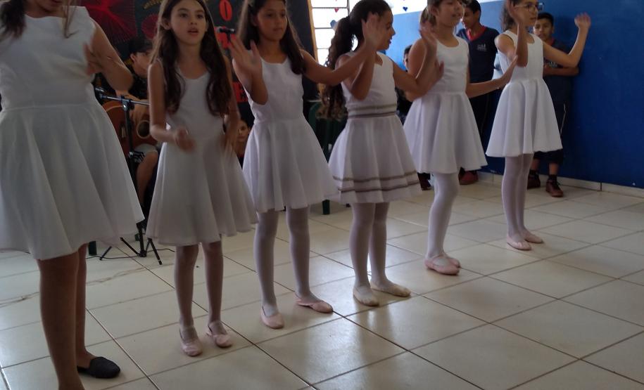 Colégio Estadual Profª Izabel rende homenagem às mães