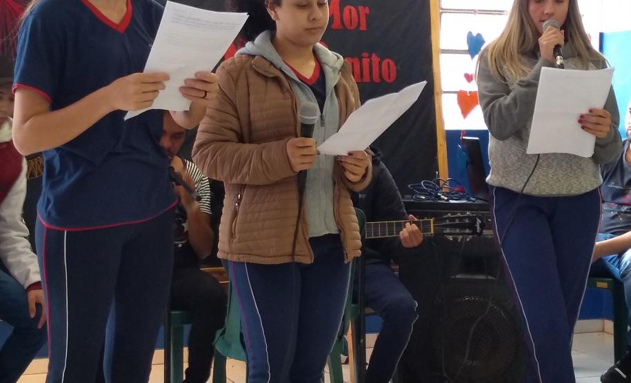 Colégio Estadual Profª Izabel rende homenagem às mães