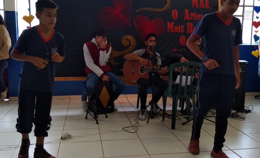 Colégio Estadual Profª Izabel rende homenagem às mães